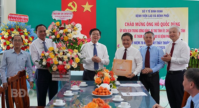 Bí thư Tỉnh ủy Hồ Quốc Dũng tặng lẵng hoa và quà chúc mừng Ngày Thầy thuốc Việt Nam cho lãnh đạo Bệnh viện Lao và Bệnh phổi. Ảnh: N.H Bí thư Tỉnh ủy Hồ Quốc Dũng tặng lẵng hoa và quà chúc mừng Ngày Thầy thuốc Việt Nam cho lãnh đạo Bệnh viện Lao và Bệnh phổi. Ảnh: N.H
