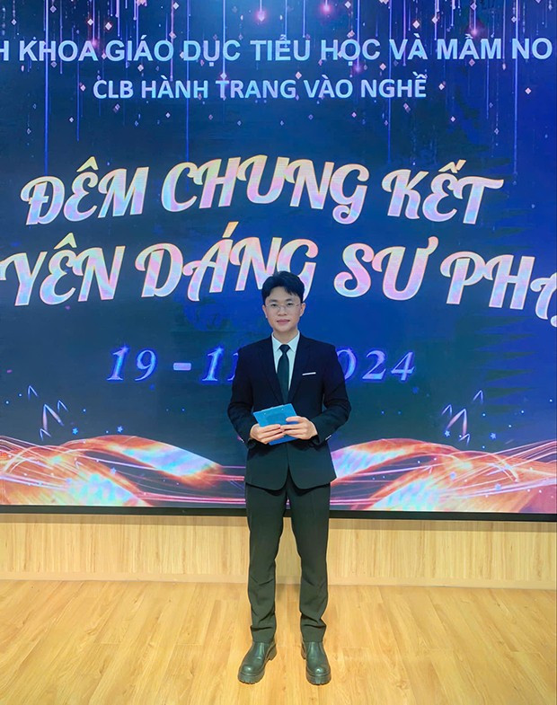 MC Phúc Tình phong thái chững chạc, dẫn sự kiện tại Trường ĐH Quy Nhơn. Ảnh: T.N