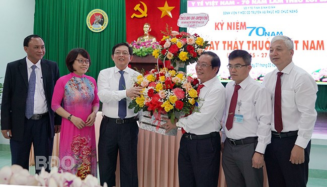 Bí thư Tỉnh ủy Hồ Quốc Dũng tặng lẵng hoa chúc mừng Ngày Thầy thuốc Việt Nam cho lãnh đạo Bệnh viện Y học cổ truyền và Phục hồi chức năng. Ảnh: N. HÂN Bí thư Tỉnh ủy Hồ Quốc Dũng tặng lẵng hoa chúc mừng Ngày Thầy thuốc Việt Nam cho lãnh đạo Bệnh viện Y học cổ truyền và Phục hồi chức năng. Ảnh: N. HÂN