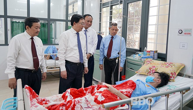 Bí thư Tỉnh ủy Hồ Quốc Dũng thăm hỏi sức khỏe bệnh nhân đang điều trị tại khoa cấp cứu của Bệnh viện Lao và Bệnh phổi. Ảnh: N.H Bí thư Tỉnh ủy Hồ Quốc Dũng thăm hỏi sức khỏe bệnh nhân đang điều trị tại khoa cấp cứu của Bệnh viện Lao và Bệnh phổi. Ảnh: N.H