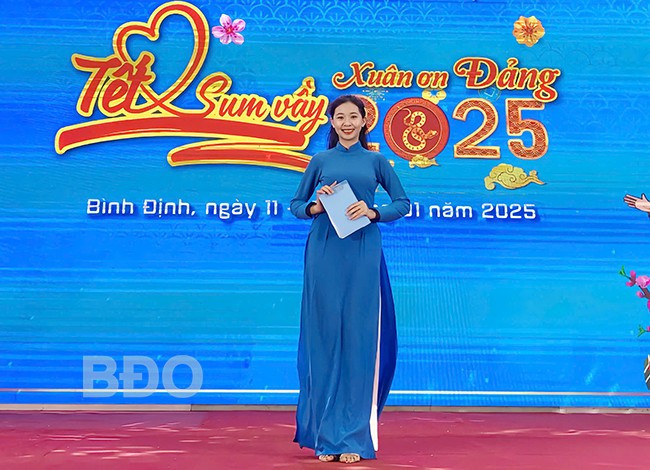 MC trẻ Trần Kim Quý dẫn Chương trình “Tết Sum vầy - Xuân ơn Đảng” do LĐLĐ tỉnh tổ chức năm 2025. Ảnh: T.N