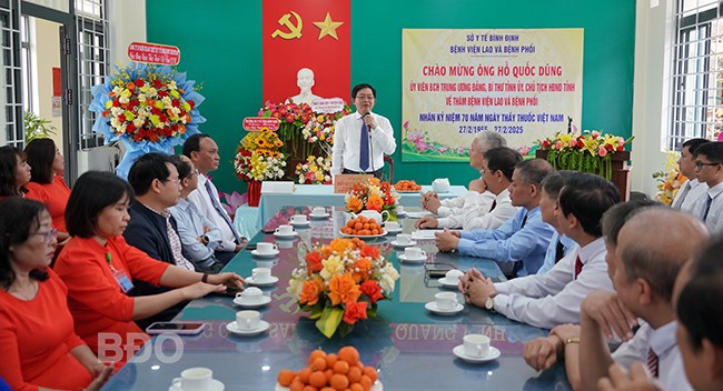 Bí thư Tỉnh ủy Hồ Quốc Dũng phát biểu chúc mừng Ngày Thầy thuốc Việt Nam tại Bệnh viện Lao và Bệnh phổi. Ảnh: N. HÂN Bí thư Tỉnh ủy Hồ Quốc Dũng phát biểu chúc mừng Ngày Thầy thuốc Việt Nam tại Bệnh viện Lao và Bệnh phổi. Ảnh: N. HÂN