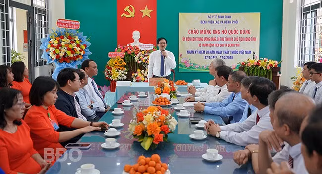 Bí thư Tỉnh ủy Hồ Quốc Dũng phát biểu chúc mừng Ngày Thầy thuốc Việt Nam tại Bệnh viện Lao và Bệnh phổi. Ảnh: N. HÂN