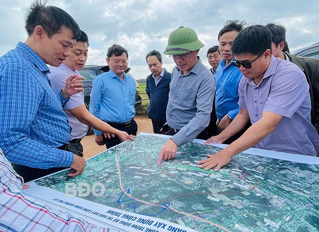 Đoàn công tác do Chủ tịch UBND tỉnh Phạm Anh Tuấn dẫn đầu kiểm tra tình hình thực địa toàn bộ diện tích GPMB làm đaường cất hạ cánh số 2, Cảng hàng không Phù Cát. Ảnh: HẢI YẾN Đoàn công tác do Chủ tịch UBND tỉnh Phạm Anh Tuấn dẫn đầu kiểm tra tình hình thực địa toàn bộ diện tích GPMB làm đaường cất hạ cánh số 2, Cảng hàng không Phù Cát. Ảnh: HẢI YẾN