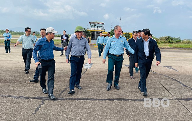 Đoàn công tác do Chủ tịch UBND tỉnh Phạm Anh Tuấn dẫn đầu cùng chủ đầu tư, đơn vị thiết kế khảo sát tại đường cất hạ cánh số 1, Cảng hàng không Phù Cát. Ảnh: HẢI YẾN Đoàn công tác do Chủ tịch UBND tỉnh Phạm Anh Tuấn dẫn đầu cùng chủ đầu tư, đơn vị thiết kế khảo sát tại đường cất hạ cánh số 1, Cảng hàng không Phù Cát. Ảnh: HẢI YẾN