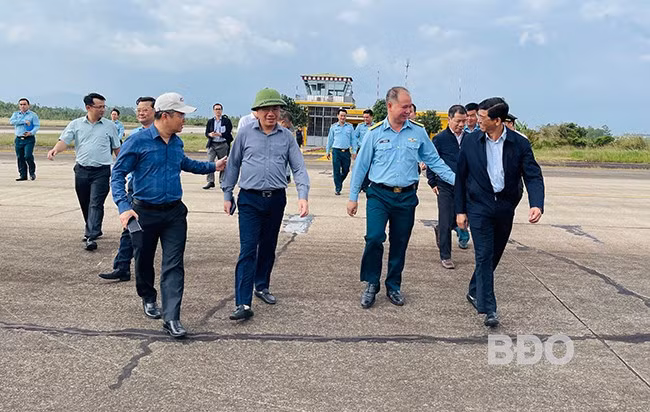 Đoàn công tác do Chủ tịch UBND tỉnh Phạm Anh Tuấn dẫn đầu cùng chủ đầu tư, đơn vị thiết kế khảo sát tại đường cất hạ cánh số 1, Cảng hàng không Phù Cát. Ảnh: HẢI YẾN
