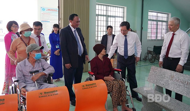 Bí thư Tỉnh ủy Hồ Quốc Dũng thăm hỏi các bệnh nhân đang khám điều trị tại Bệnh viện Y học cổ truyền và Phục hồi chức năng. Ảnh: N.H Bí thư Tỉnh ủy Hồ Quốc Dũng thăm hỏi các bệnh nhân đang khám điều trị tại Bệnh viện Y học cổ truyền và Phục hồi chức năng. Ảnh: N.H