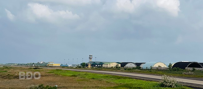 Đường cất hạ cánh số 1 tại Cảng hàng không Phù Cát. Ảnh: HẢI YẾN Đường cất hạ cánh số 1 tại Cảng hàng không Phù Cát. Ảnh: HẢI YẾN