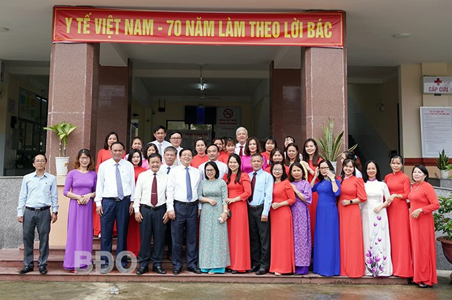 Bí thư Tỉnh ủy Hồ Quốc Dũng chụp ảnh lưu niệm cùng lãnh đạo và các y bác sĩ, nhân viên y tế Bệnh viện Lao và Bệnh phổi. Ảnh: N.H Bí thư Tỉnh ủy Hồ Quốc Dũng chụp ảnh lưu niệm cùng lãnh đạo và các y bác sĩ, nhân viên y tế Bệnh viện Lao và Bệnh phổi. Ảnh: N.H