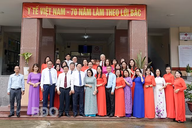 Bí thư Tỉnh ủy Hồ Quốc Dũng chụp ảnh lưu niệm cùng lãnh đạo và các y bác sĩ, nhân viên y tế Bệnh viện Lao và Bệnh phổi. Ảnh: N.H