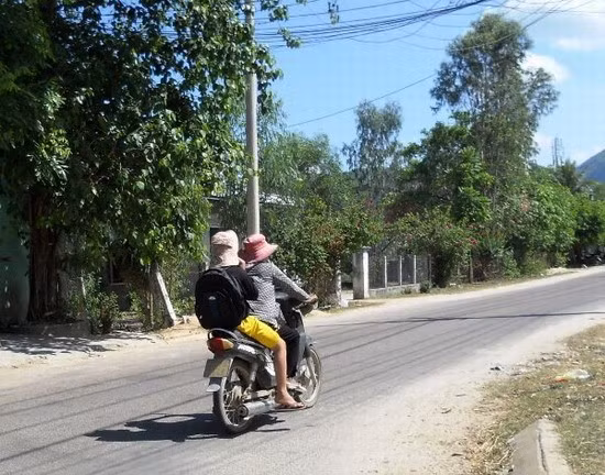 Người dân xã Phước Mỹ thường không đội MBH khi đi mô tô. Người dân xã Phước Mỹ thường không đội MBH khi đi mô tô.