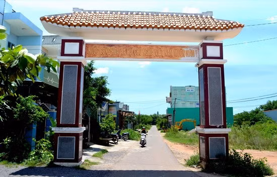 Cổng chào hoành tráng nhưng không có thông tin gì về thôn Hòa Dõng (xã Cát Tân, huyện Phù Cát).