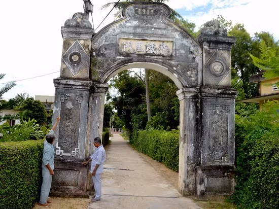 Cổng làng Vinh Thạnh được người dân quan tâm gìn giữ gần 100 năm qua.