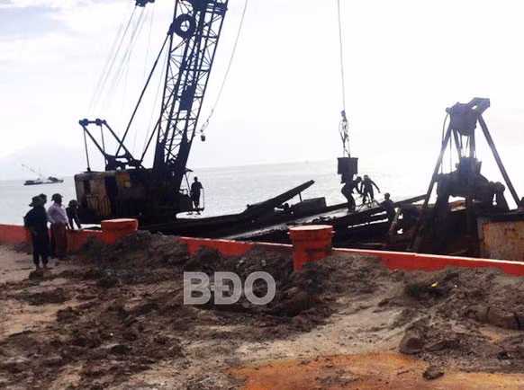 Công ty TNHH MTV Hữu Tòng gặp nhiều khó khăn trong việc trục vớt tàu Hoa Mai 68 do thời tiết xấu.