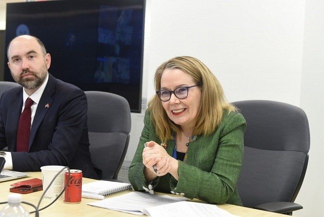 Bà Sarah Kemp, Phó Chủ tịch phụ trách Đối ngoại Chính phủ của Tập đoàn Intel. Bà Sarah Kemp, Phó Chủ tịch phụ trách Đối ngoại Chính phủ của Tập đoàn Intel.