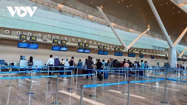 Hành khách làm thủ tục tại T3 Tân Sơn Nhất sáng 14.5