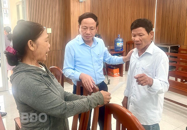 Chủ tịch UBND tỉnh Phạm Anh Tuấn (giữa) động viên người dân nên tuân thủ theo các quy định của pháp luật. Ảnh: K.A Chủ tịch UBND tỉnh Phạm Anh Tuấn (giữa) động viên người dân nên tuân thủ theo các quy định của pháp luật. Ảnh: K.A