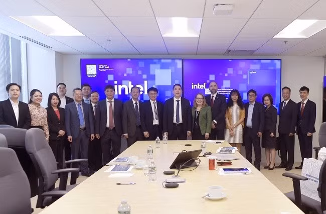 Đoàn công tác bộ Tài chính và lãnh đạo Intel.