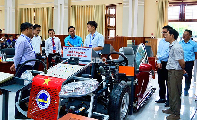 Thiết bị Hệ thống điện ô tô tổng hợp tích hợp toàn bộ các hệ thống điện chính và phụ của xe ô tô trên cùng một nền tảng mô phỏng giúp tăng chất lượng thực hành của người học. Ảnh: N.M Thiết bị Hệ thống điện ô tô tổng hợp tích hợp toàn bộ các hệ thống điện chính và phụ của xe ô tô trên cùng một nền tảng mô phỏng giúp tăng chất lượng thực hành của người học. Ảnh: N.M