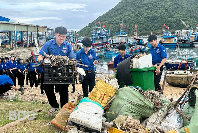 Học sinh Trường THPT Ngô Lê Tân (huyện Phù Cát) cùng các đơn vị ra quân làm sạch biển vào tháng 3.2025. Ảnh: D.N Học sinh Trường THPT Ngô Lê Tân (huyện Phù Cát) cùng các đơn vị ra quân làm sạch biển vào tháng 3.2025. Ảnh: D.N
