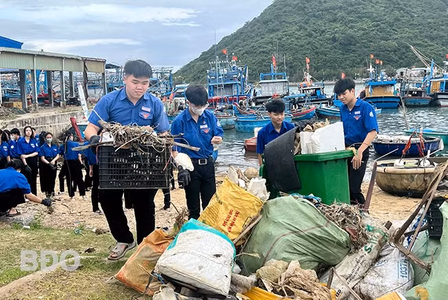 Học sinh Trường THPT Ngô Lê Tân (huyện Phù Cát) cùng các đơn vị ra quân làm sạch biển vào tháng 3.2025. Ảnh: D.N