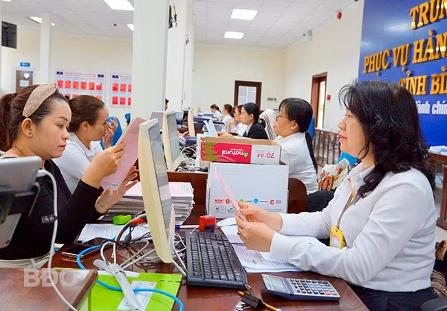 Chủ tịch UBND tỉnh Phạm Anh Tuấn yêu cầu đội ngũ cán bộ phải chuyển mình mạnh mẽ, đổi mới tư duy, cách làm trong cải cách hành chính ở giai đoạn mới - hậu sắp xếp đơn vị hành chính. - Trong ảnh: Người dân và DN đăng ký hồ sơ thủ tục hành chính tại Trung tâm Phục vụ hành chính công tỉnh. Ảnh: N.M