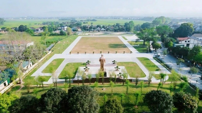 Khuôn viên sân vận động Làng Sen, xã Kim Liên, huyện Nam Đàn, Nghệ An - nơi đặt tượng Bác Hồ về thăm quê. Ảnh: DOÃN HÒA