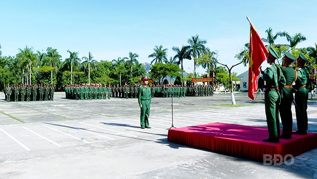 Chiến sĩ mới Trung đoàn 739 tuyên thệ dưới Quân kỳ. Ảnh: Thành Phúc