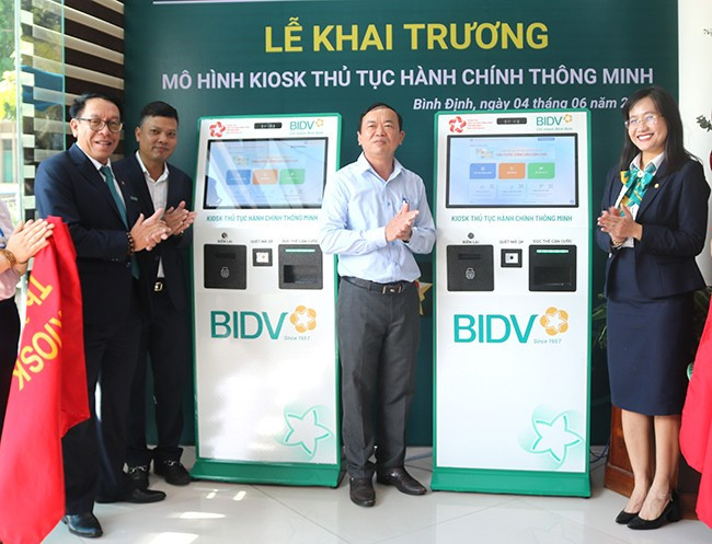 Lãnh Văn phòng UBND tỉnh và BIDV Bình Định khai trương 2 KIOSK giải quyết thủ tục hành chính thông minh tại Trung tâm Phục vụ hành chính công tỉnh. Ảnh: H.THU