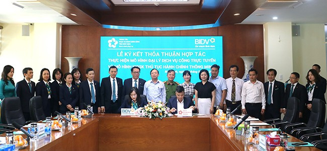 Văn phòng UBND tỉnh và BIDV Bình Định ký kết thỏa thuận hợp tác thực hiện 2 mô hình. Ảnh: H.THU