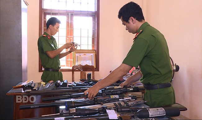CA các địa phương trong tỉnh kiểm tra số vũ khí, công cụ hỗ trợ đã vận động thu hồi. Ảnh: M.N