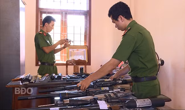 CA các địa phương trong tỉnh kiểm tra số vũ khí, công cụ hỗ trợ đã vận động thu hồi. Ảnh: M.N