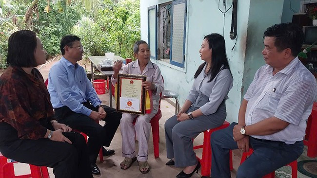 Phó Chủ tịch UBND tỉnh Nguyễn Tự Công Hoàng, thứ hai từ trái sang, cùng đoàn công tác thăm ông Lương Tám, 90 tuổi, thôn Tân Vinh, xã Canh Vinh. Ảnh: Tự Lực