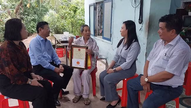 Phó Chủ tịch UBND tỉnh Nguyễn Tự Công Hoàng, thứ hai từ trái sang, cùng đoàn công tác thăm ông Lương Tám, 90 tuổi, thôn Tân Vinh, xã Canh Vinh. Ảnh: Tự Lực