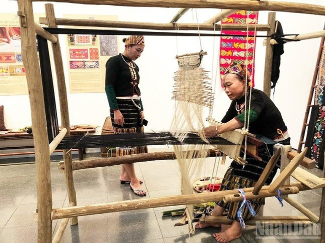 Nghề dệt thổ cẩm của người Thái Thanh ở Nghệ An. Nghề dệt thổ cẩm của người Thái Thanh ở Nghệ An.