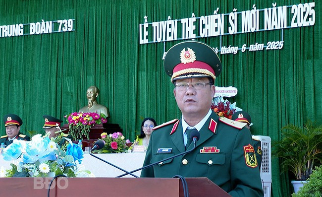 Thiếu tướng Cao Phi Hùng, Phó Tư lệnh Quân khu 5 phát biểu chỉ đạo tại buổi lễ. Ảnh: Thành Phúc