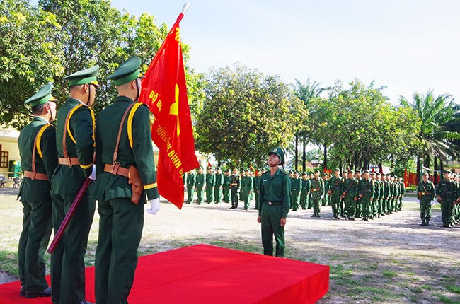 Chiến sĩ mới tuyên thệ trước Quân kỳ Quyết thắng. Ảnh: Công Cường