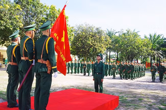 Chiến sĩ mới tuyên thệ trước Quân kỳ Quyết thắng. Ảnh: Công Cường