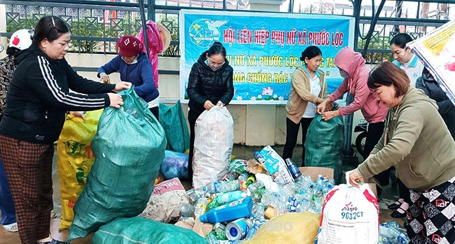 Hội LHPN xã Phước Lộc (huyện Tuy Phước) duy trì hiệu quả hoạt động thu gom rác thải nhựa bán lấy tiền giúp đỡ hoàn cảnh khó khăn tại địa phương. Ảnh: V.L Hội LHPN xã Phước Lộc (huyện Tuy Phước) duy trì hiệu quả hoạt động thu gom rác thải nhựa bán lấy tiền giúp đỡ hoàn cảnh khó khăn tại địa phương. Ảnh: V.L