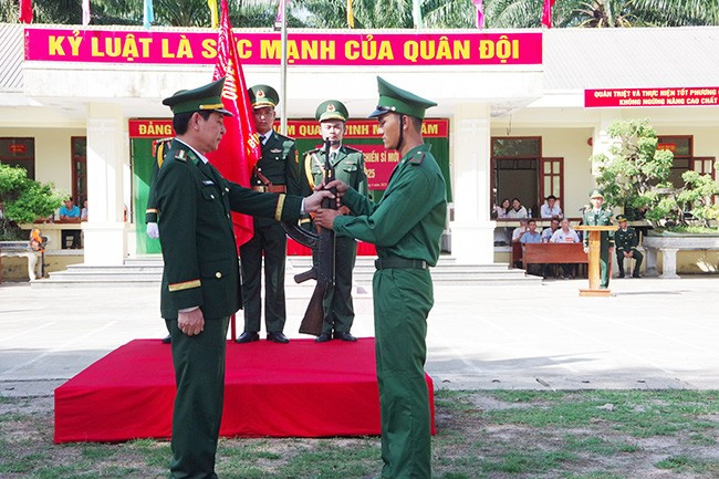 Bộ Chỉ huy BĐBP tỉnh trao vũ khí cho chiến sĩ mới. Ảnh: Công Cường