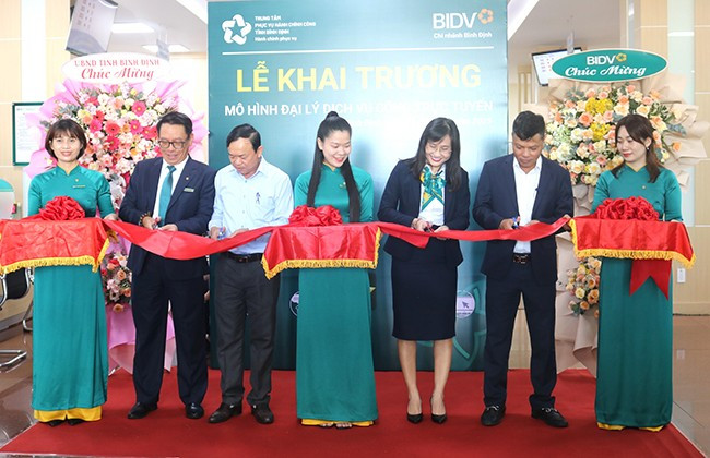 Lãnh đạo Văn phòng UBND tỉnh và BIDV Bình Định cắt băng khai trương mô hình Đại lý dịch vụ công trực tuyến tại trụ sở chính BIDV Bình Định. Ảnh: H.THU