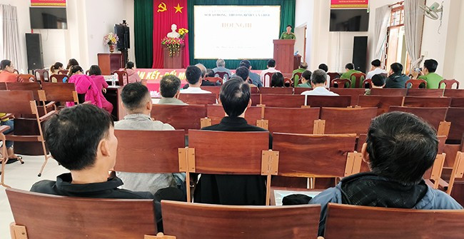 Quang cảnh buổi tuyên truyền, tư vấn giới thiệu việc làm. Quang cảnh buổi tuyên truyền, tư vấn giới thiệu việc làm.