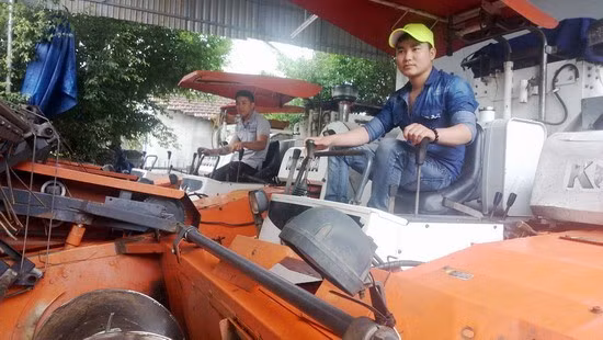 Anh Quân hiện có đội ngũ thợ chuyên nghiệp vận hành máy GĐLH gồm 16 người.