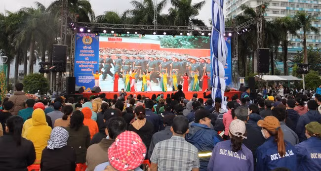 Đông đảo đoàn viên, người lao động đến dự Chương trình Tết sum vầy - Xuân ơn Đảng và Chợ Tết Công đoàn năm 2025. Ảnh: H.THU