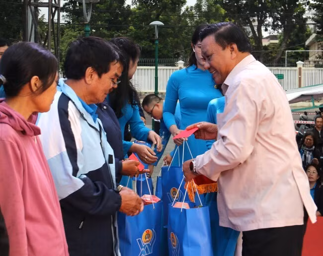 Phó Bí thư Thường trực Tỉnh ủy Lê Kim Toàn tặng quà cho đoàn viên, người lao động. Ảnh: H.THU