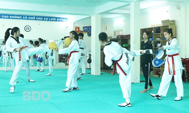 Các VĐV đội tuyển trẻ taekwondo Bình Định tích cực tập luyện, cọ xát để nâng cao trình độ chuyên môn. Ảnh: K.V