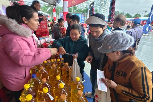 Đoàn viên, người lao động nhận quà và mua sắm thêm các mặt hàng tiêu dùng với giá ưu đãi tại Chợ Tết Công đoàn. Ảnh: H.THU Đoàn viên, người lao động nhận quà và mua sắm thêm các mặt hàng tiêu dùng với giá ưu đãi tại Chợ Tết Công đoàn. Ảnh: H.THU