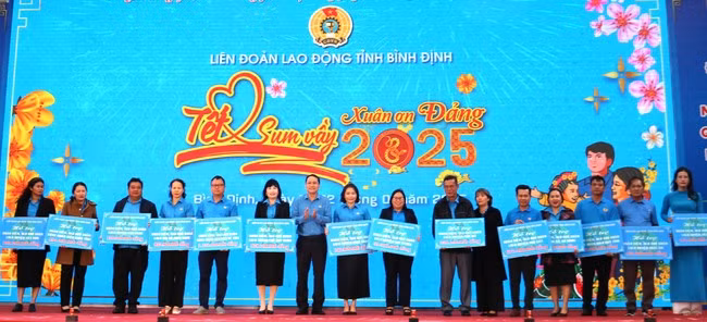 LĐLĐ tỉnh trao bảng hỗ trợ tượng trưng cho các đơn vị công đoàn cấp trên trực tiếp cơ sở. Ảnh: H.THU