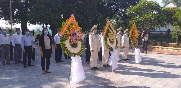 Lễ dâng hoa, dâng hương tưởng niệm nhà yêu nước Mai Xuân Thưởng. Ảnh: Phòng VH&TT Tây Sơn cung cấp.