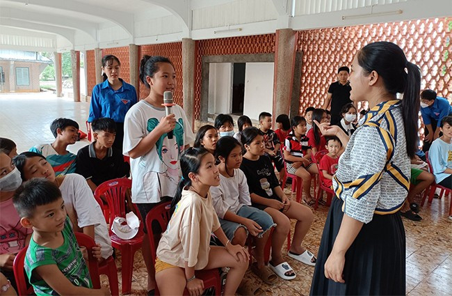 Các em thiếu nhi tham gia lớp dạy tiếng Anh miễn phí do giáo viên trẻ giảng dạy tại Trại phong Quy Hòa. Ảnh: Tỉnh đoàn Các em thiếu nhi tham gia lớp dạy tiếng Anh miễn phí do giáo viên trẻ giảng dạy tại Trại phong Quy Hòa. Ảnh: Tỉnh đoàn